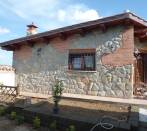 Pietra di Luserna:rivestimento di casa unifamiliare in bugnato  e listelli in cotto anticato.